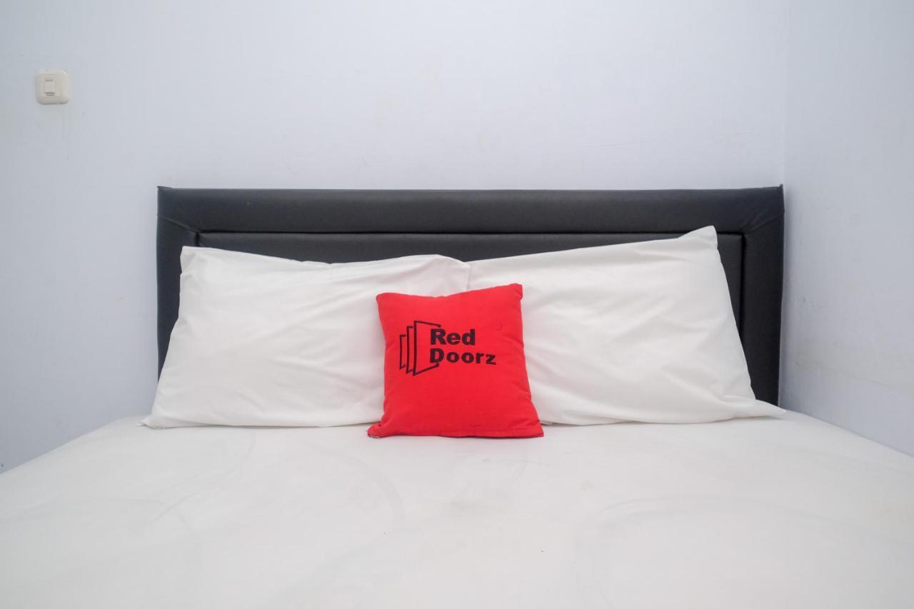 Hotel Reddoorz At Lapangan Bandara Sam Ratulangi Manado Extérieur photo